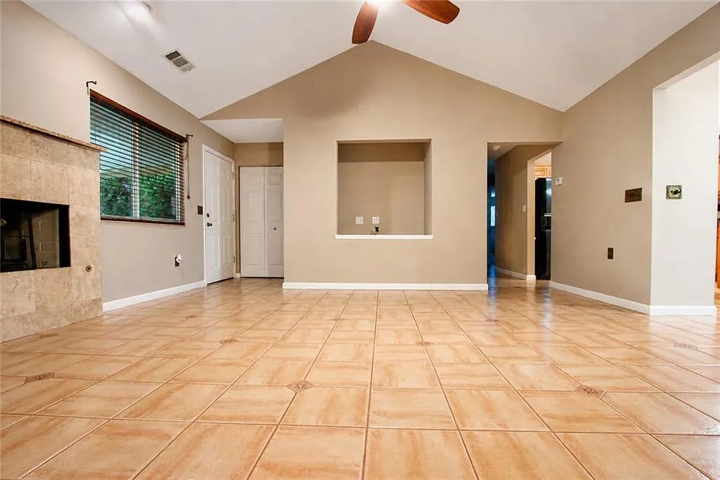 1 bed, 1.0 bath, 990 sqft, $750 — Photo 2
