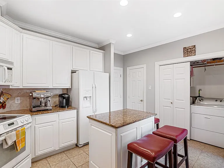 1014 Enclave Sq N — Photo 10