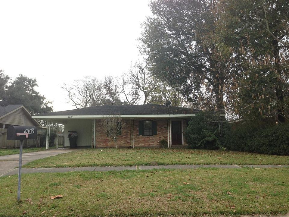 Front view Brick 3 br 2 bath large yards