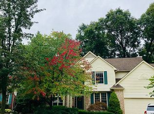 693 Twin Oaks Ct, Rochester Hills, MI 48307