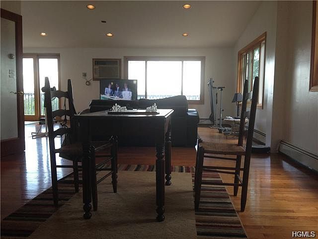 1st image of 9 Riverview Ln
