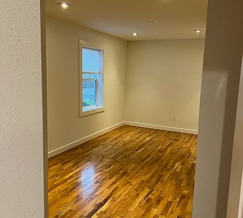 5th image of 3627 N Borthwick Ave #10