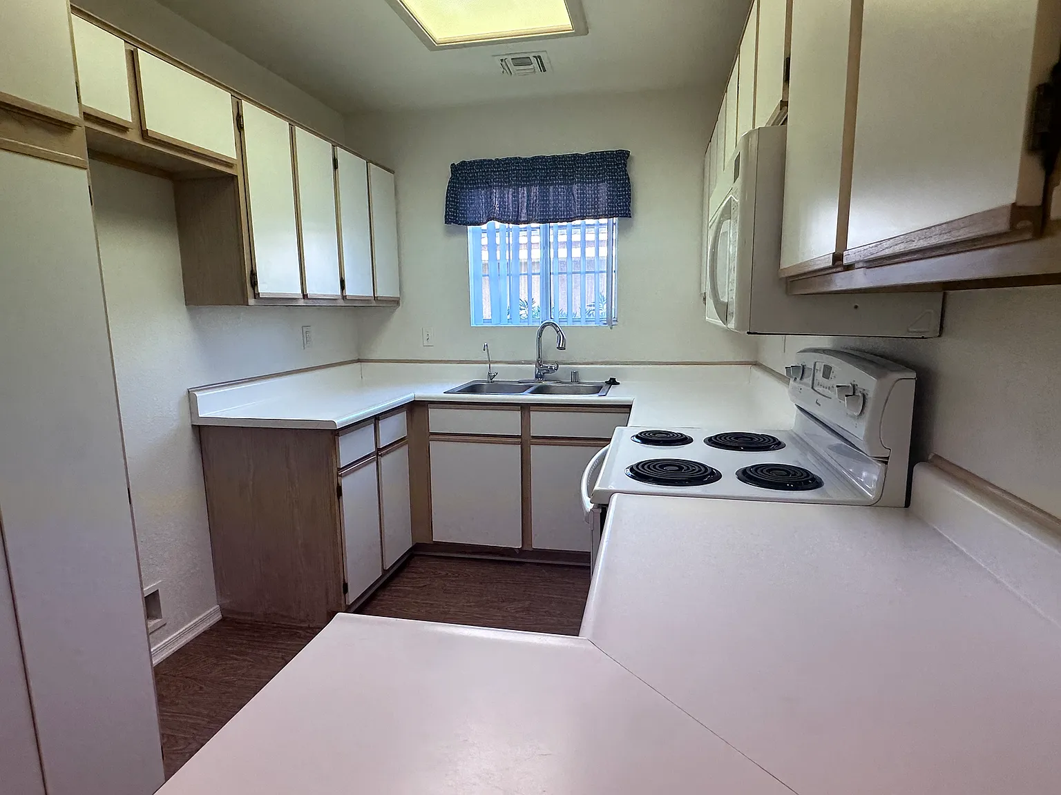 2 bed, 2.5 bath, 1115 sqft, $1,350 — Photo 2
