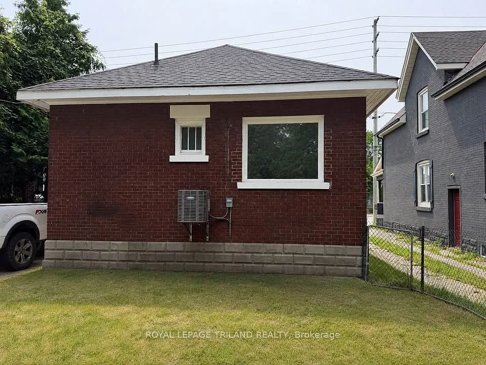 3 bed, $2,395 — Photo 2