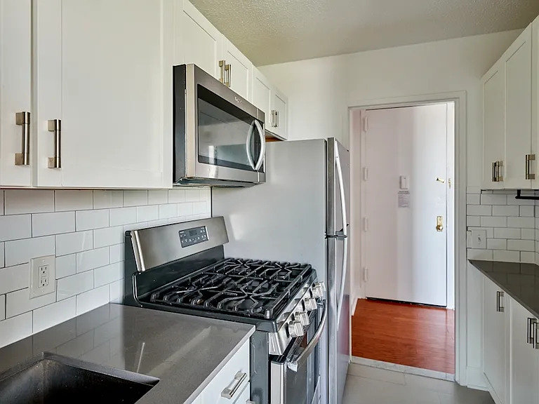 1952 1st Ave #4D — Photo 3