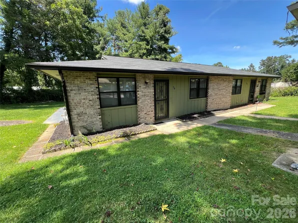 714 Farmington Cir, Hendersonville, NC 28739