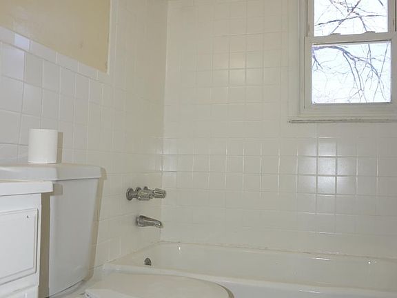 4th image of 240 Park Pl #5