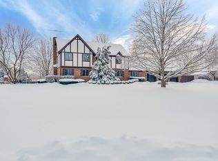 42W701 Falcon Ln, St Charles, IL 60175