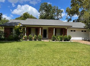 124 Ash Ln, Lake Jackson, TX 77566