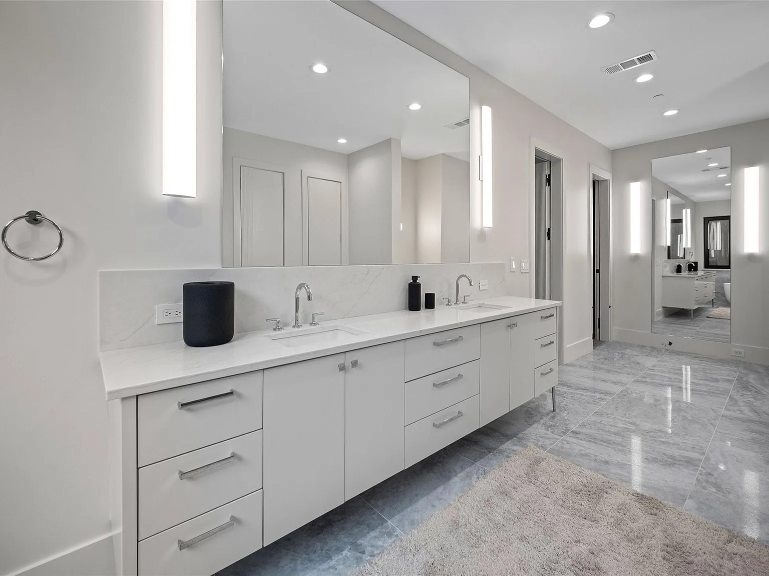 5 bed, 6.5 bath, 8323 sqft, $28,000 — Photo 3