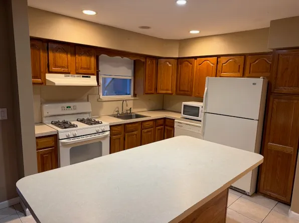 (undisclosed Address), Lindenhurst, NY 11757