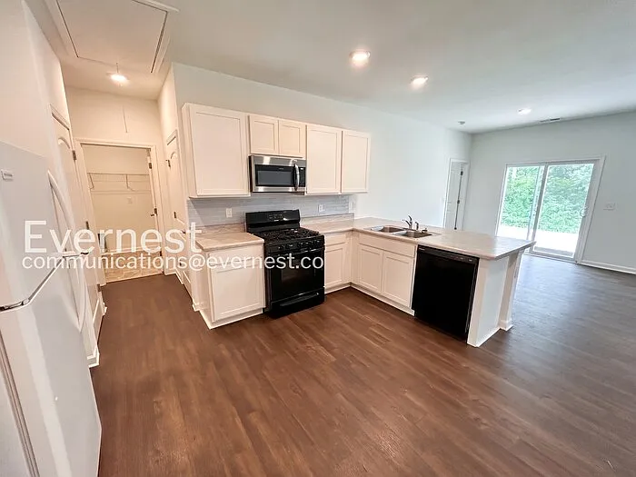 2124 Carefree Ln — Photo 4