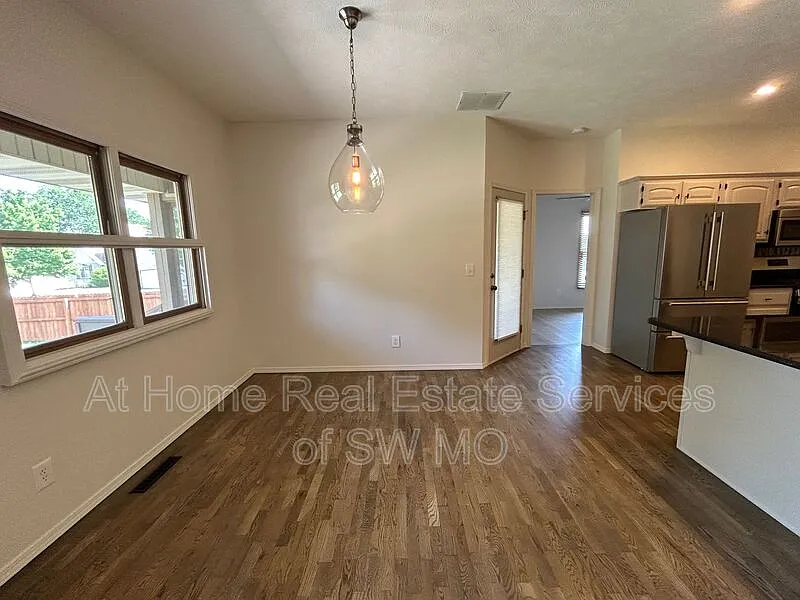 4 bed, 2.0 bath, 1700 sqft, $2,030 — Photo 3