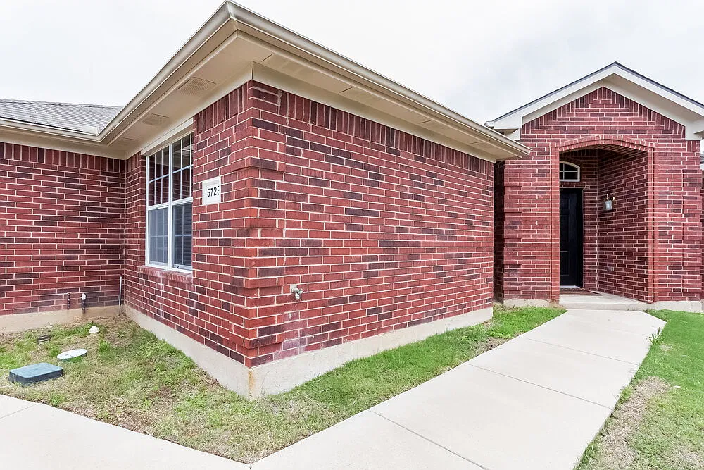 4 bed, 3.0 bath, 1818 sqft, $2,555 — Photo 2