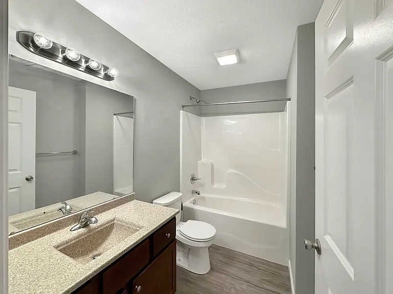 Lake Point Apartments — Photo 53
