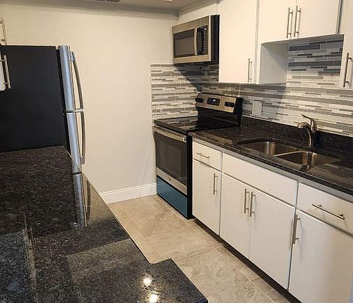 2nd image of 2023 & 2045 Hyde Park St #2045-04