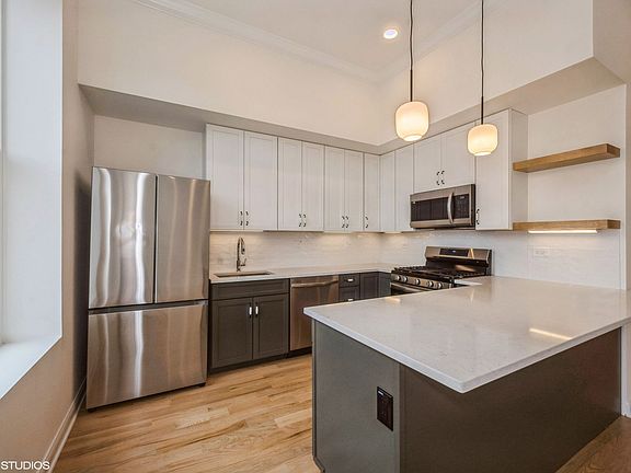 3rd image of 903 W Armitage Ave #3