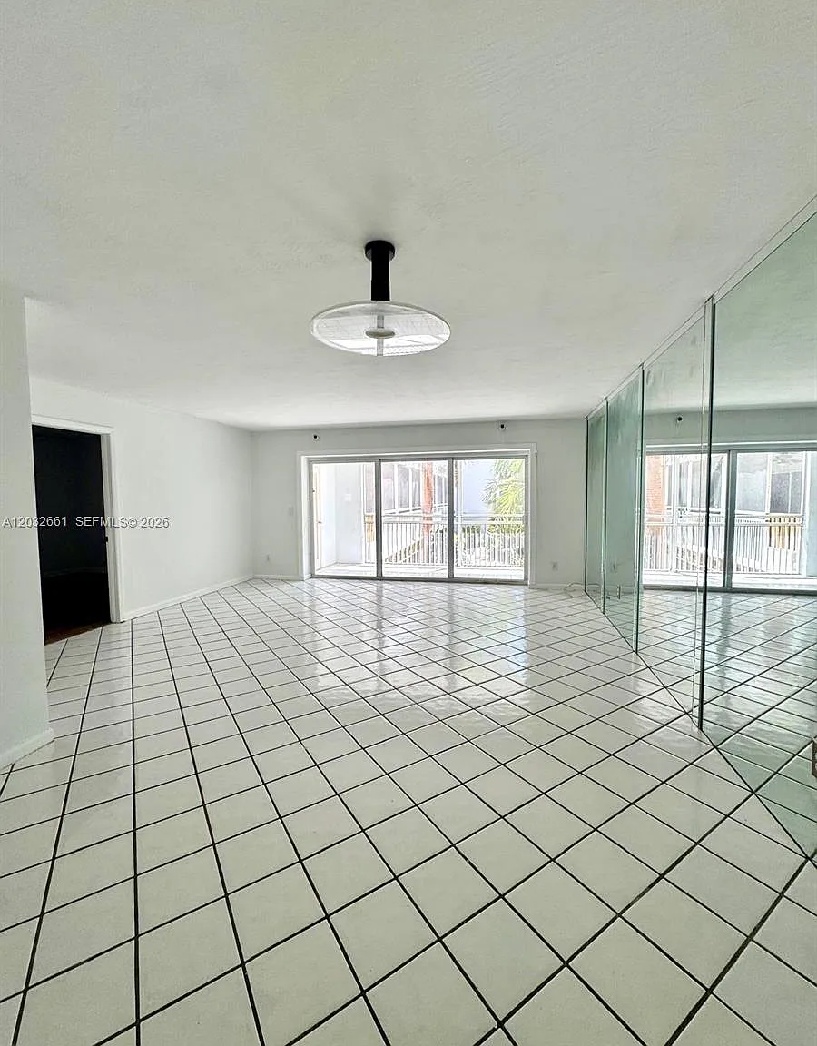 Boca Capri Condo Apts Sly — Photo 3