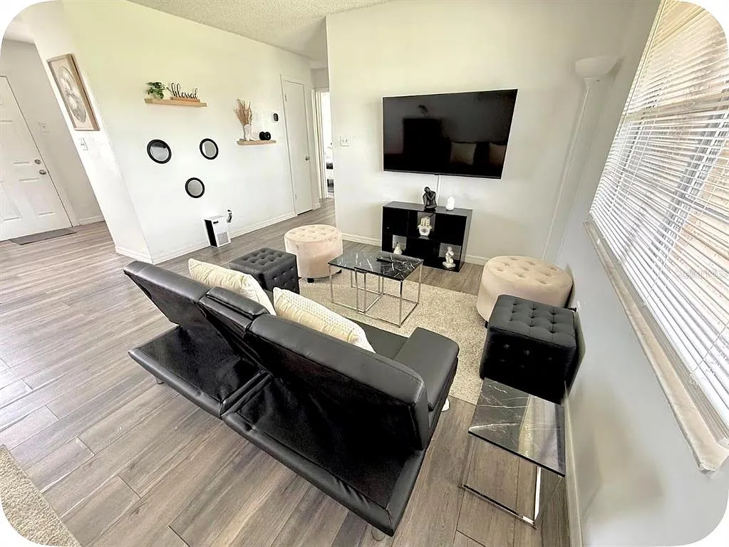 2 bed, 1.0 bath, 900 sqft, $2,000 — Photo 3