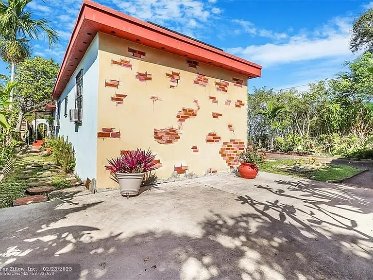 1810 SW 24th Ter — Photo 16
