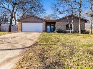 401 Woodlake Cir, Azle, TX 76020