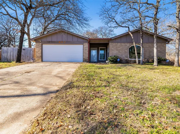 401 Woodlake Cir, Azle, TX 76020
