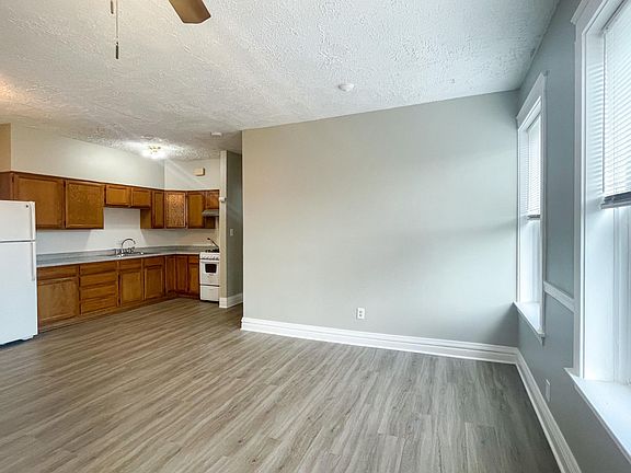 5th image of 2001 W Montrose Ave APT 3