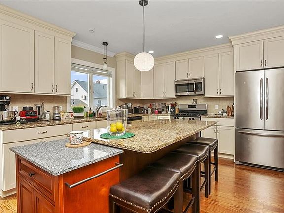 3rd image of 87 Gainsborg Ave