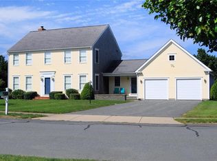 16 Paddock Ln, Middletown, RI 02842