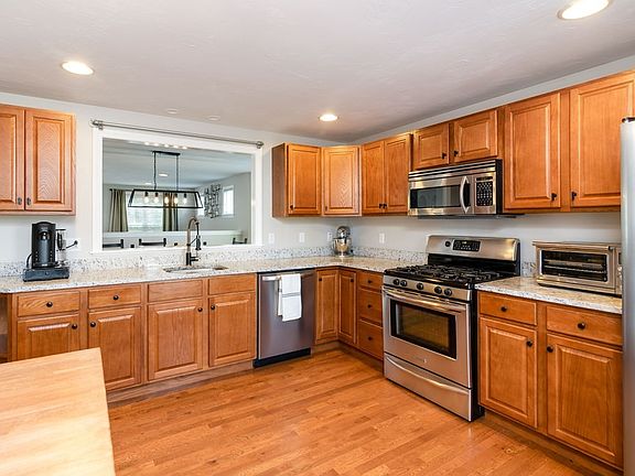5th image of 27 Newbury Dr Unit 27