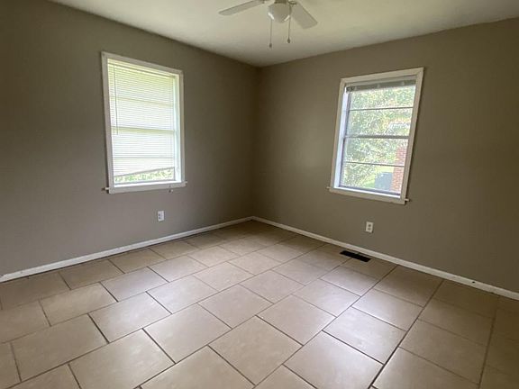 3rd image of 96 Frankie Dr