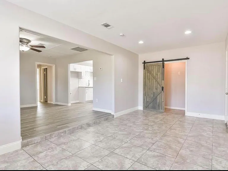 927 W 10th St — Photo 5