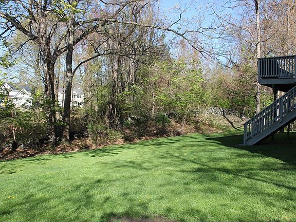 Private Yard & Deck