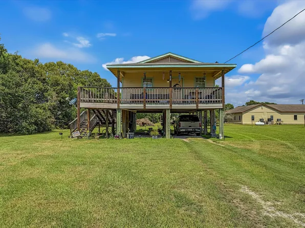 186 Oyster Dr, Anahuac, TX 77514