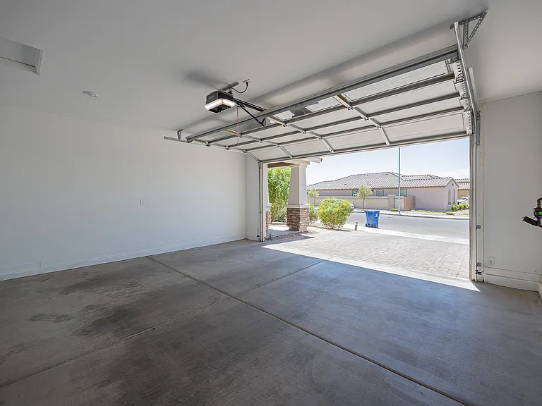 4607 S 111th Dr — Photo 28