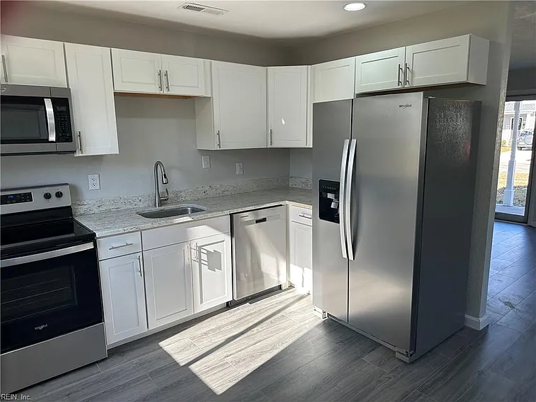 1265 W 40th St — Photo 23