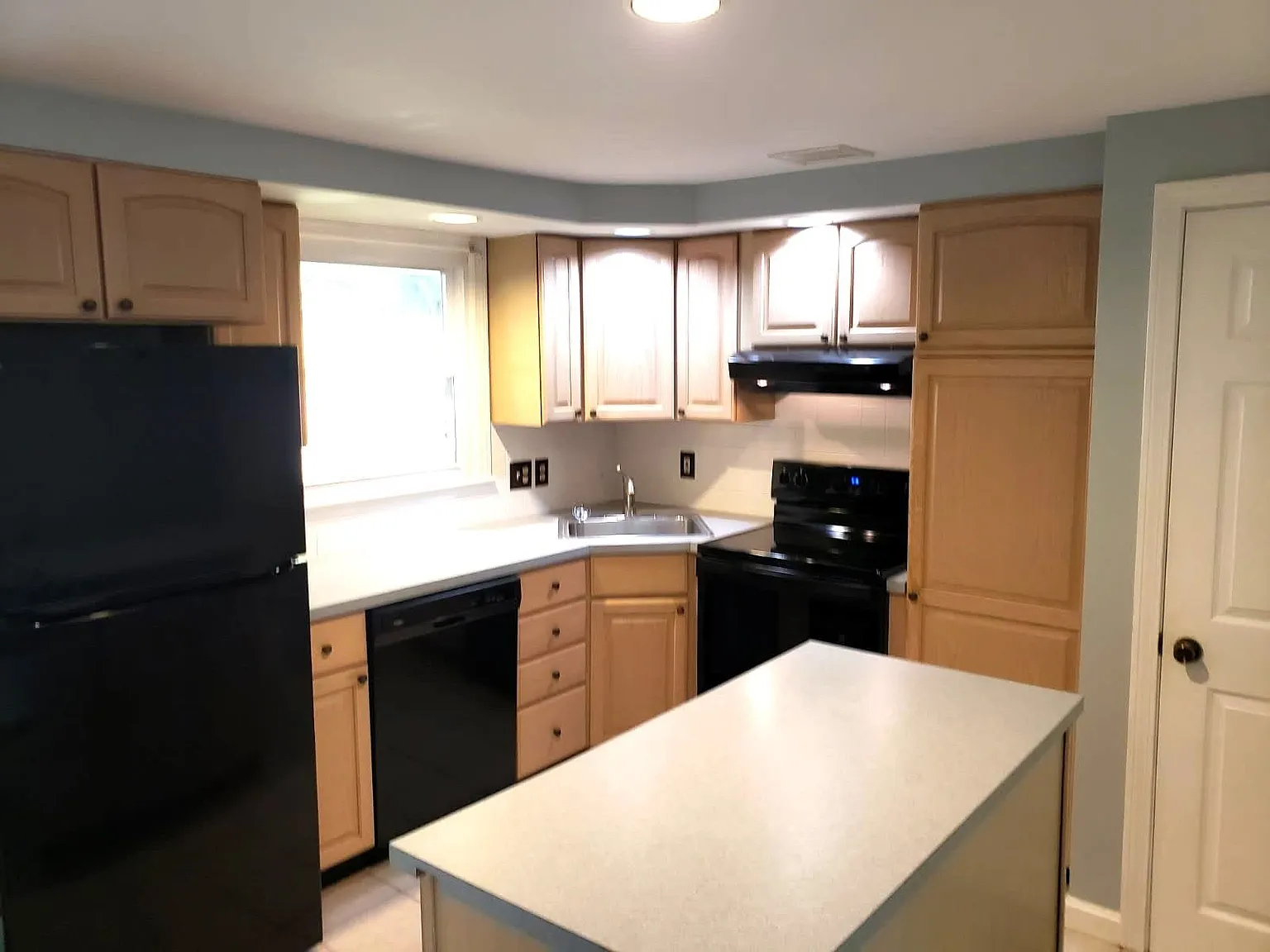 3 bed, 1.0 bath, 1356 sqft, $2,900 — Photo 4