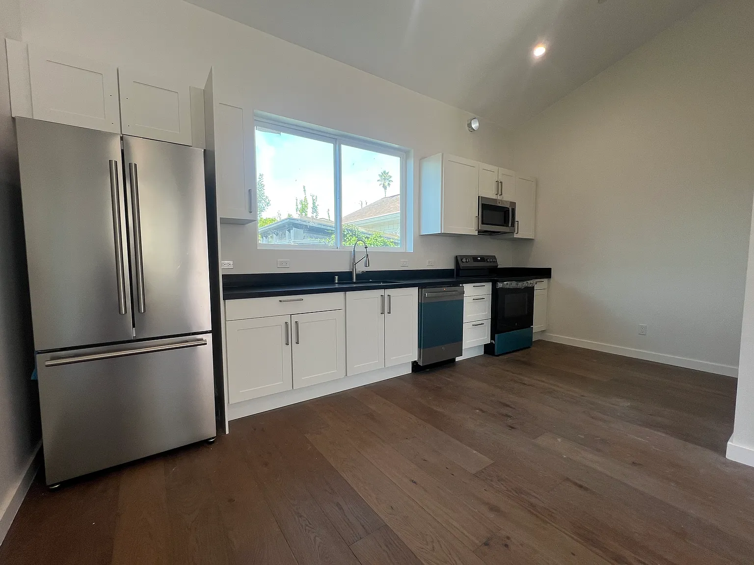 3 bed, 1000 sqft, $6,795 — Photo 2