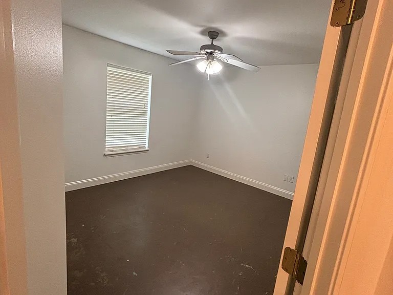 907 Arnold St — Photo 13