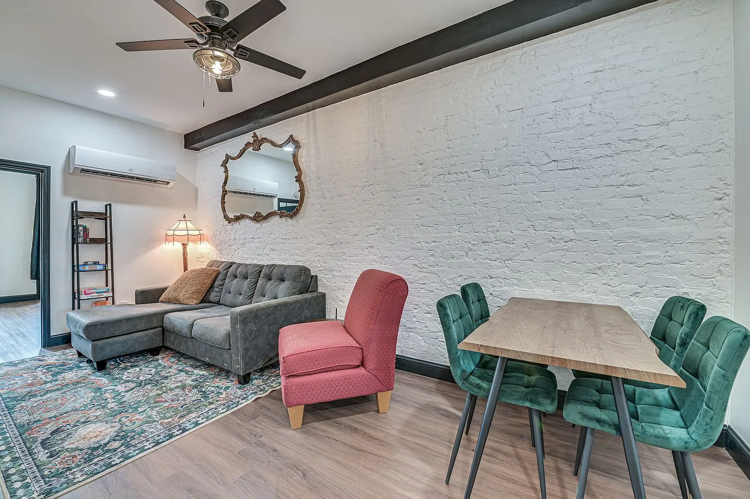 2 bed, 1.0 bath, 990 sqft, $2,091 — Photo 2
