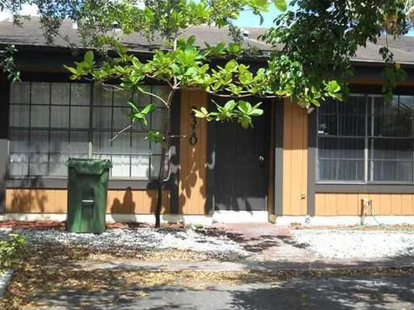 2310 Oak Ct, Pembroke Pines, FL 33026