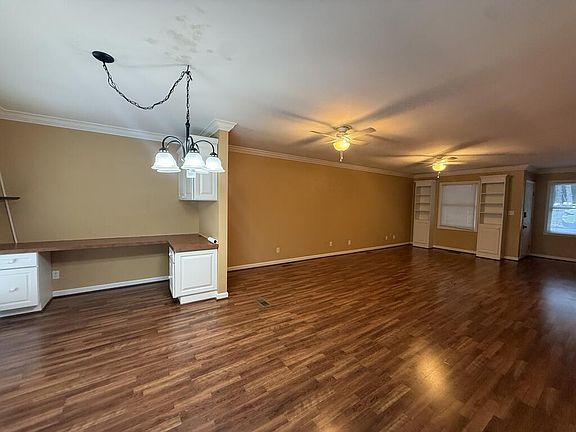 3rd image of 906 Club Cir