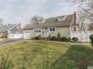 7 Wadsworth Pl, Smithtown, NY 11787