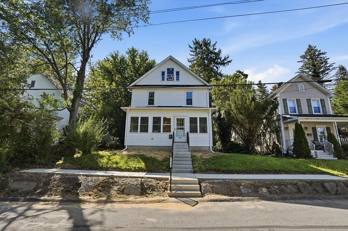 4 bed, 1886 sqft, $2,975 — Photo 2