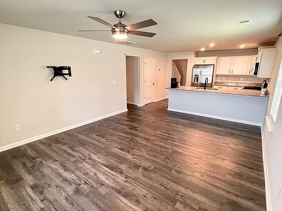 5th image of 403 Moss Branch Ct