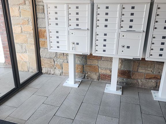 4th image of 215 Winter St APT 1R