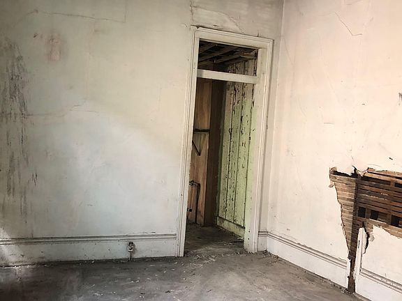 5th image of 2224 S Robertson St