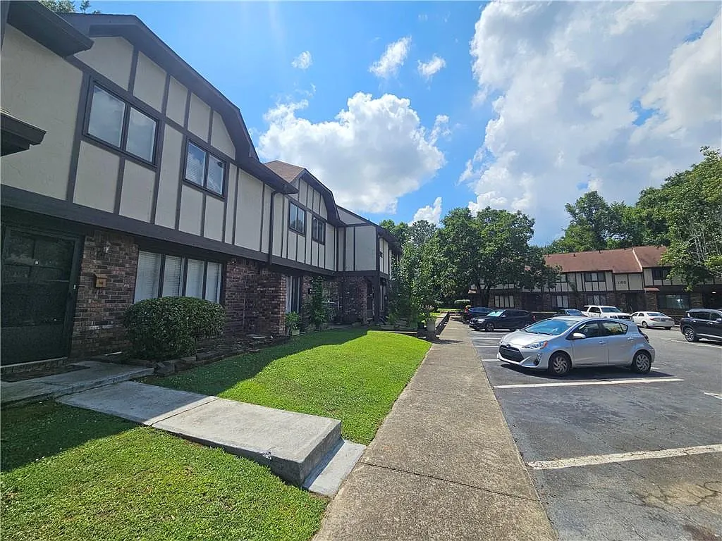 3 bed, 1.5 bath, 1302 sqft, $1,950 — Photo 3