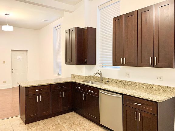 5th image of 943 N Ashland Ave #1B