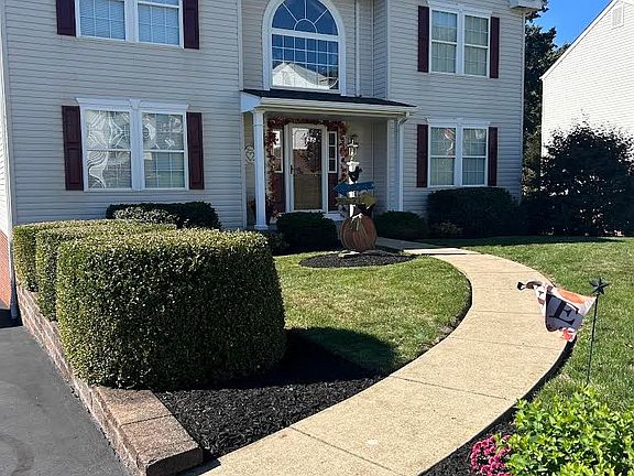 3rd image of 128 Stratford Ct